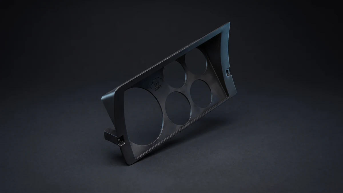 Painel de cinco instrumentos para Fiat 147, preto fosco, em estúdio